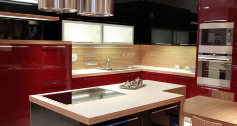 Schimmelfreie Küche mit schadstoffarmen Küchenmöbeln in rot, schwarz und Holz