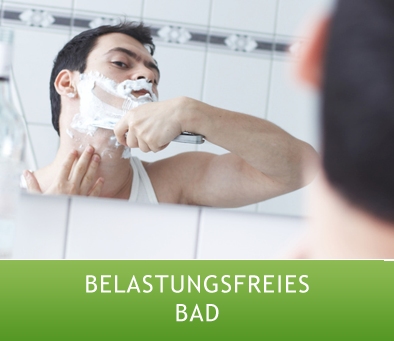Mann blickt beim Rasieren konzentriert in Spiegel in gesund eingerichtetem Bad